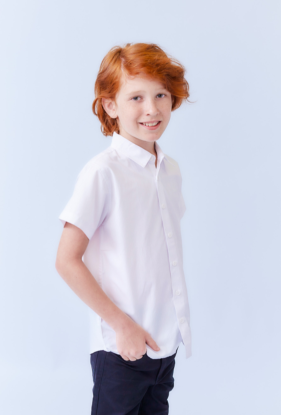 Koszula chłopięca biała z krótkim rękawem i haftem