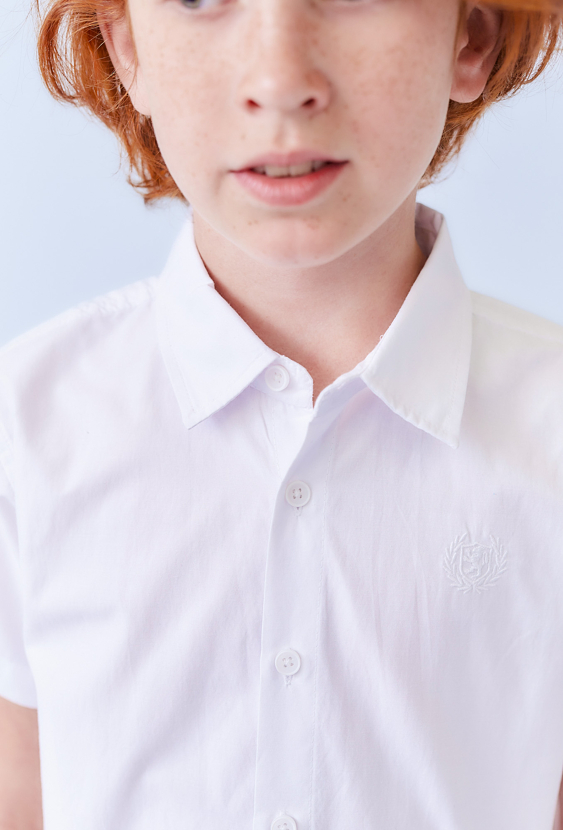 Koszula chłopięca biała z krótkim rękawem i haftem