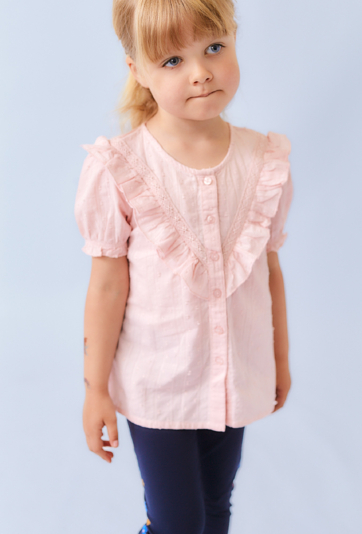 Różowa koszula dziewczęca z krótkim rękawem i falbanką.