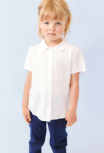 Biała koszula dziewczęca z krótkim rękawem i haftem.