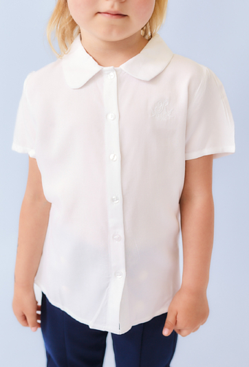 Biała koszula dziewczęca z krótkim rękawem i haftem.