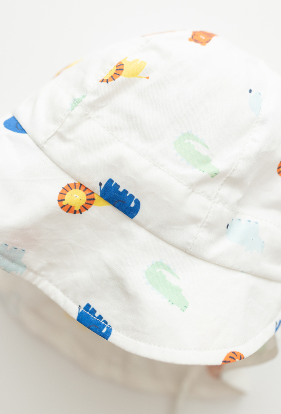 Bawełniana czapka z daszkiem dla niemowlaka – zwierzątka, biała