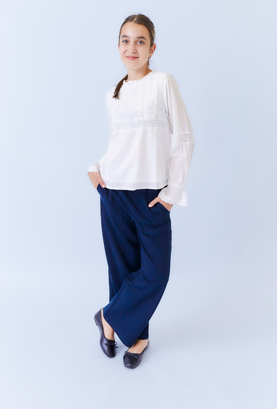 Biała koszula dziewczęca z haftami i zakładkami