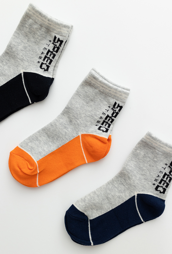 Skarpety chłopięce 3-pak – szare z kolorowymi stopami.