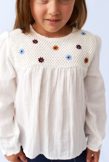 Biała koszula dziewczęca z haftowaną aplikacją