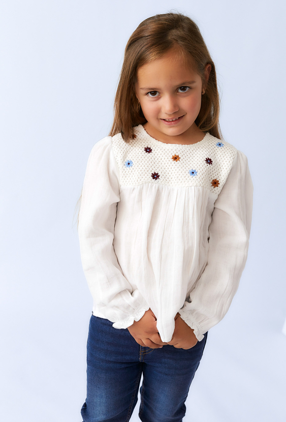 Biała koszula dziewczęca z haftowaną aplikacją