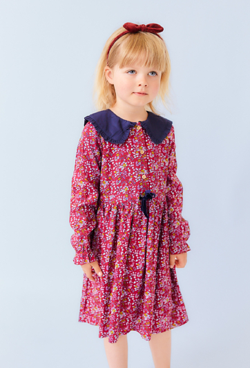 Czerwona sukienka w kwiaty z granatowym kołnierzykiem