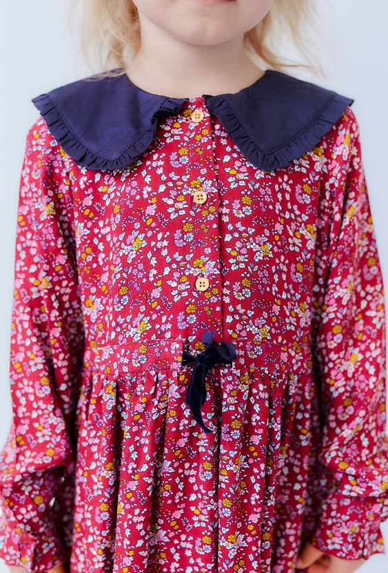 Czerwona sukienka w kwiaty z granatowym kołnierzykiem