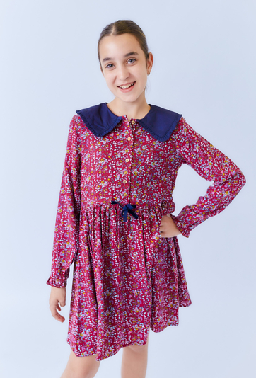 Czerwona sukienka dziewczęca z długim rękawem i wiązaniem