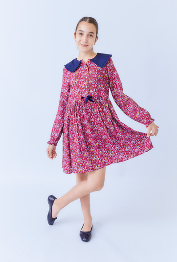 Czerwona sukienka dziewczęca z długim rękawem i wiązaniem