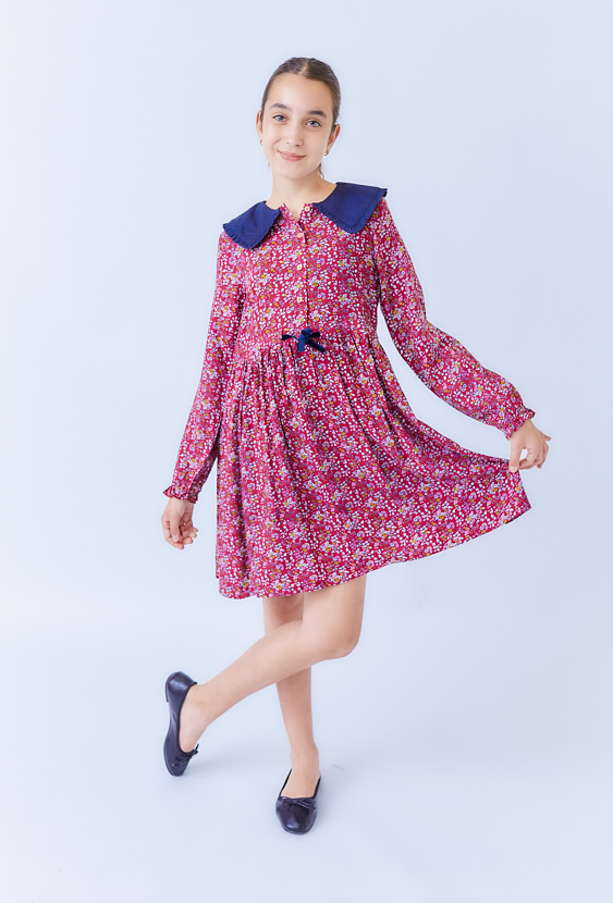 Czerwona sukienka dziewczęca z długim rękawem i wiązaniem