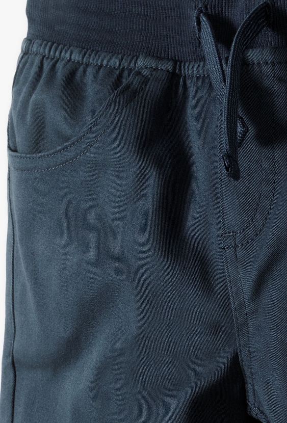 Chłopięce spodnie ocieplane z wiązaniem w pasie