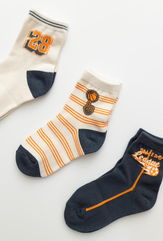 Skarpety chłopięce 3-pak – szare i granatowe sportowe.