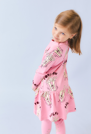 Różowa sukienka dziewczęca z motywem popcornu