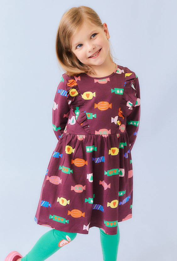 Brązowa dziewczęca sukienka z falbankami i nadrukiem cukierków