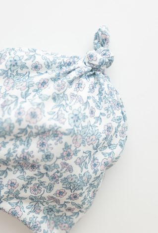 Dzianinowa czapka niemowlęca w kwiatki