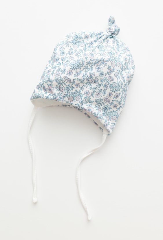 Dzianinowa czapka niemowlęca w kwiatki