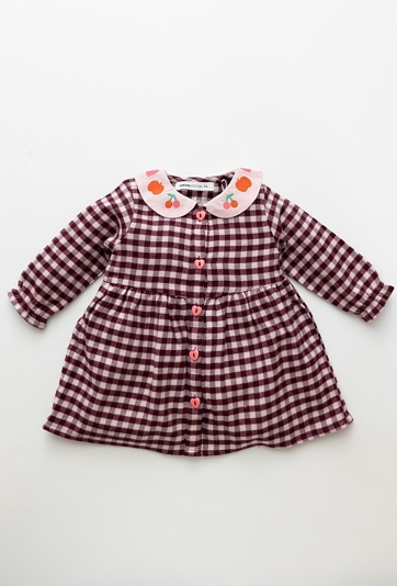 Różowa sukienka niemowlęca w kratkę z haftowanym kołnierzem