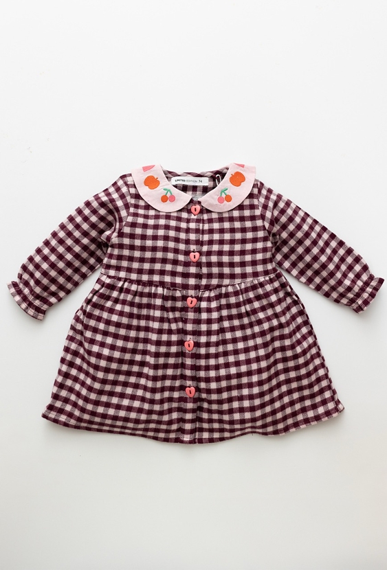 Różowa sukienka niemowlęca w kratkę z haftowanym kołnierzem