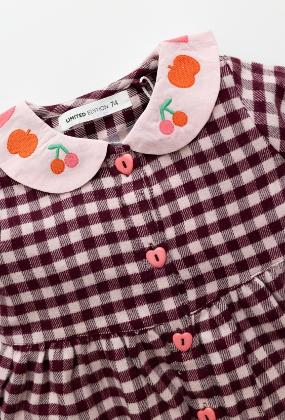 Różowa sukienka niemowlęca w kratkę z haftowanym kołnierzem