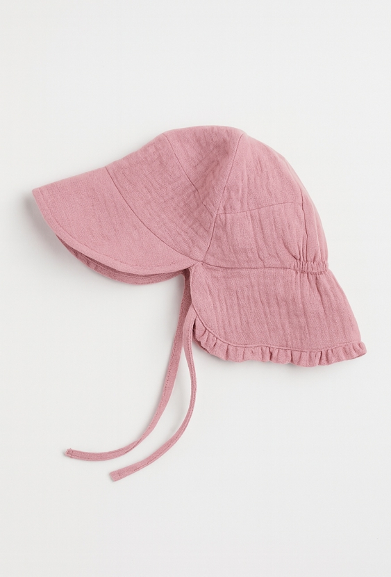 Czapka niemowlęca z daszkiem – muślinowa, wiązana