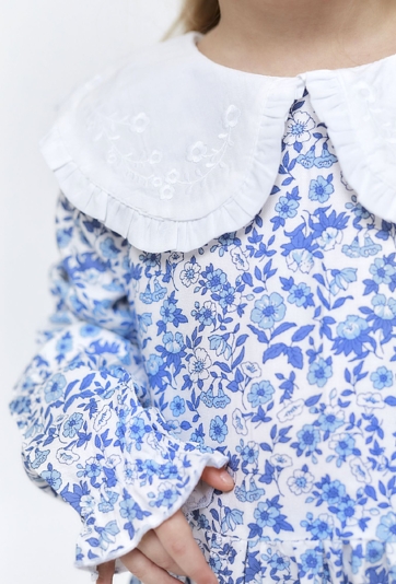 Sukienka z ozdobnym kołnierzykiem