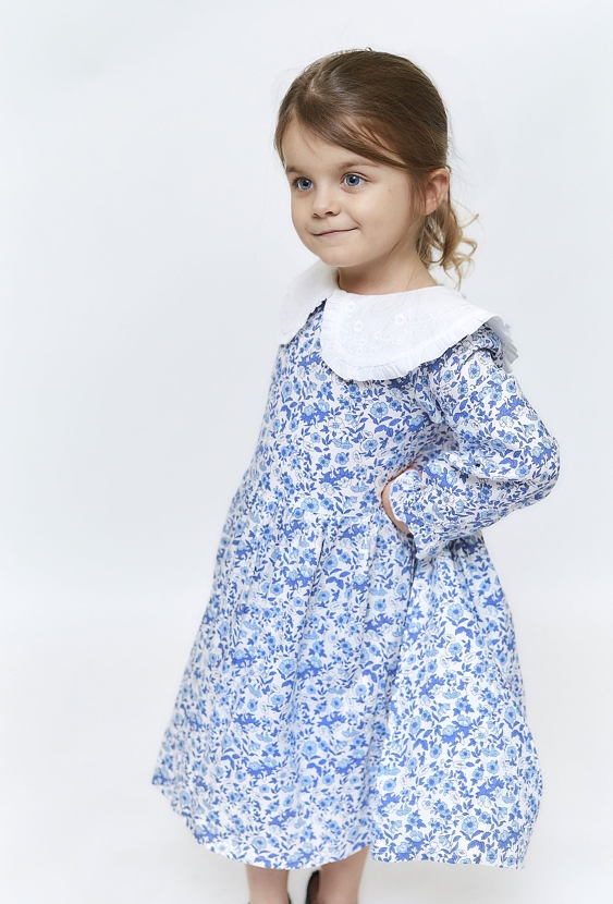 Sukienka z ozdobnym kołnierzykiem