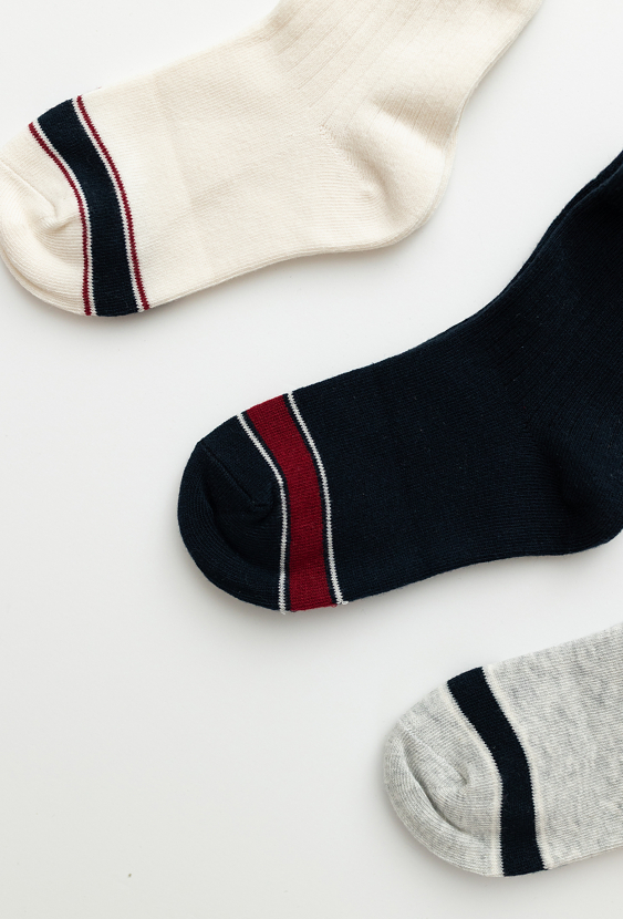 Skarpety chłopięce 3-pak- granatowe, szare i białe z paskami.