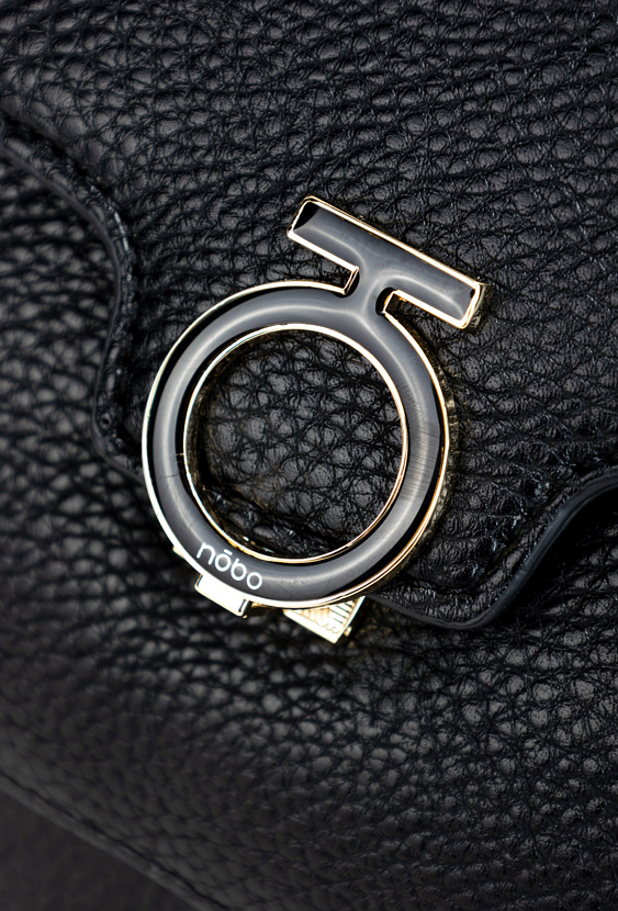 Czarna shopperka z łańcuszkowymi rączkami