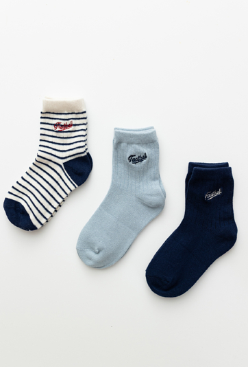 Skarpety chłopięce 3-pak – niebieskie, granatowe i w paski.