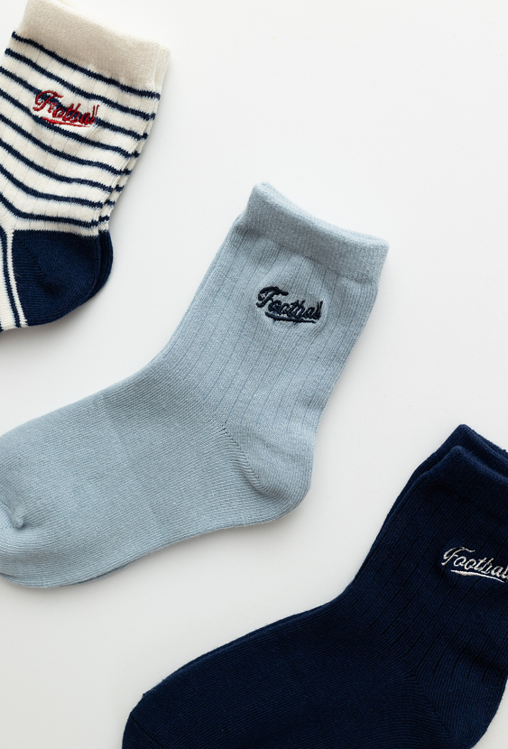 Skarpety chłopięce 3-pak – niebieskie, granatowe i w paski.