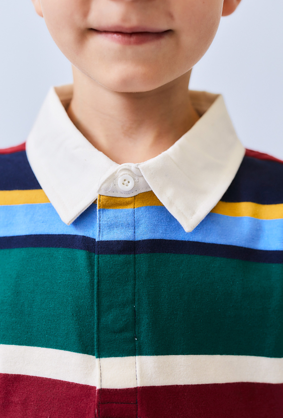 Chłopięca koszulka polo z długim rękawem w kolorowe paski.