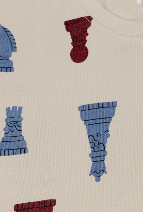 Beżowa koszulka chłopięca z motywem szachów