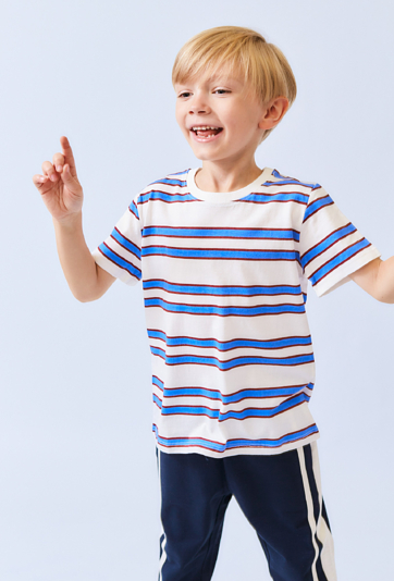 Koszulka chłopięca w niebiesko-czerwone paski.