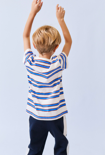 Koszulka chłopięca w niebiesko-czerwone paski.