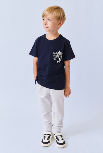 Granatowa koszulka chłopięca z nadrukiem piłkarskim.
