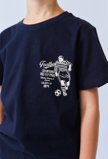 Granatowa koszulka chłopięca z nadrukiem piłkarskim.