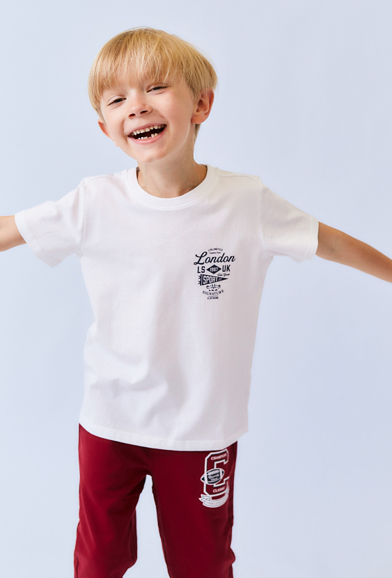 Biała koszulka chłopięca na WF z nadrukiem.