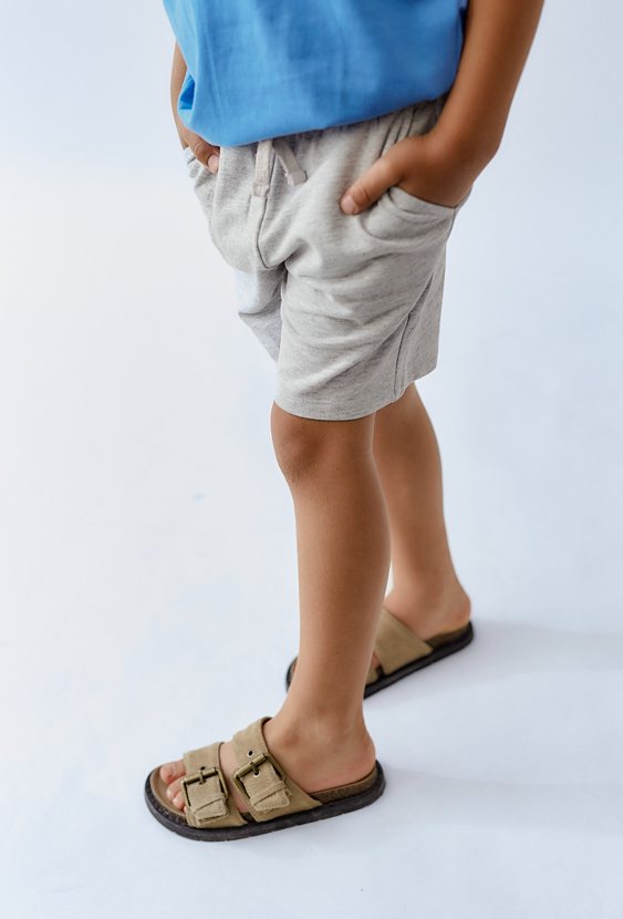 Jasnoszare szorty chłopięce