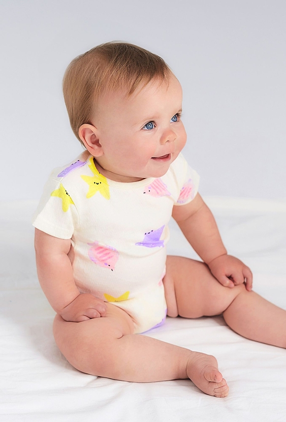 Body niemowlęce z krótkim rękawkiem w kolorze ecru