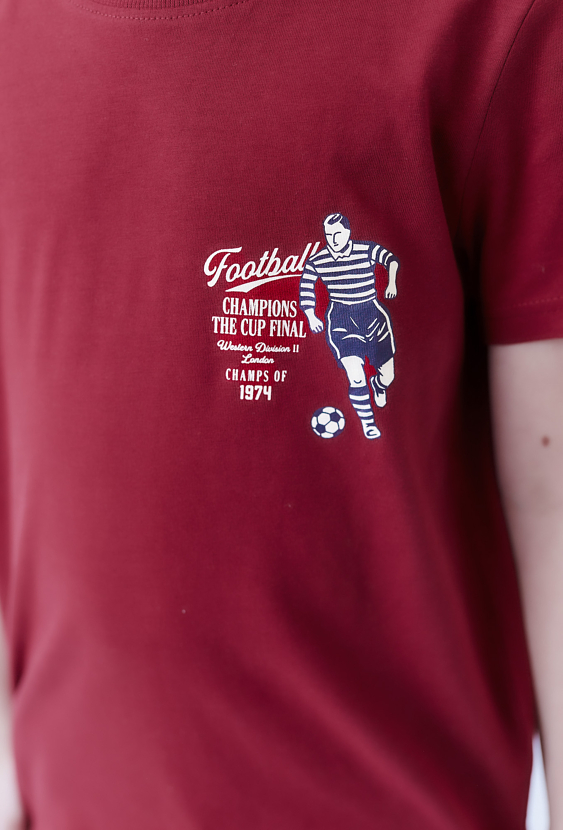 Czerwona koszulka chłopięca z motywem piłkarskim