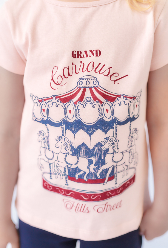 Różowa koszulka dziewczęca z nadrukiem karuzeli
