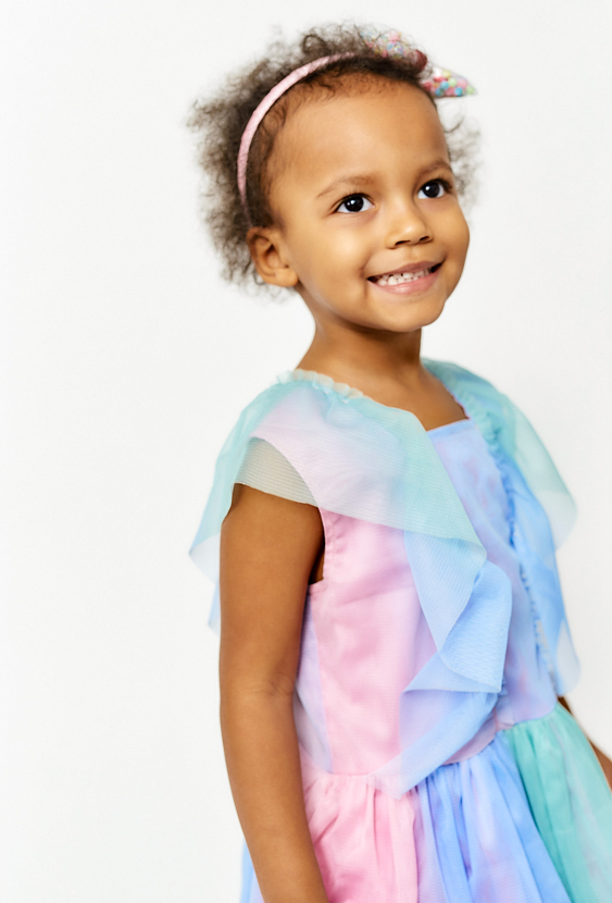 Tiulowa sukienka z krótkim rękawem