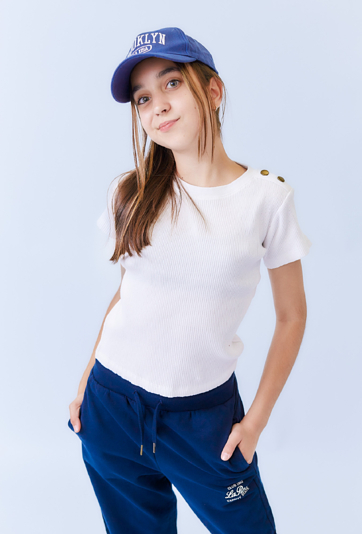 Biała dziewczęca koszulka z ozdobnymi guzikami