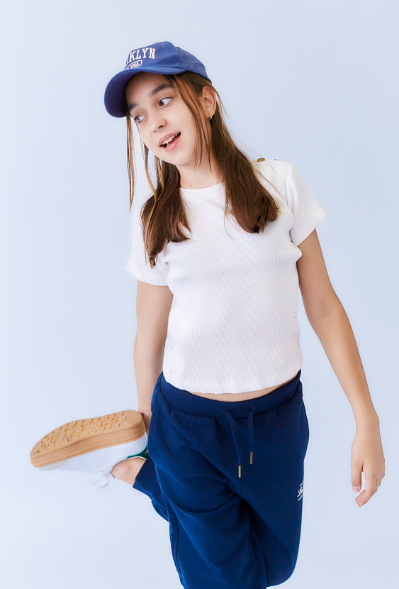 Biała dziewczęca koszulka z ozdobnymi guzikami