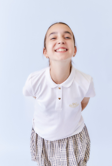 Biała dziewczęca koszulka polo z haftem