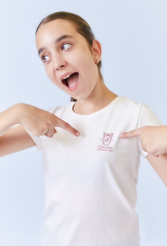 Biała koszulka z małym haftem