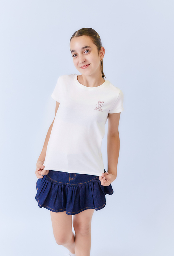Biała koszulka z małym haftem