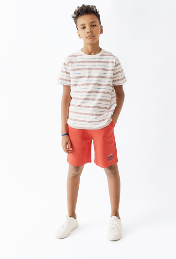 T-shirt chłopięcy - biały w czerwono-niebieskie paski