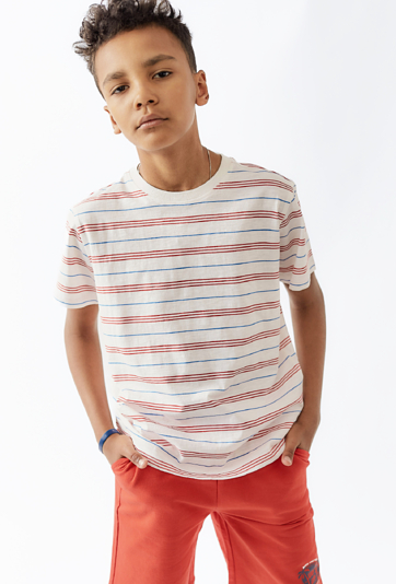 T-shirt chłopięcy - biały w czerwono-niebieskie paski